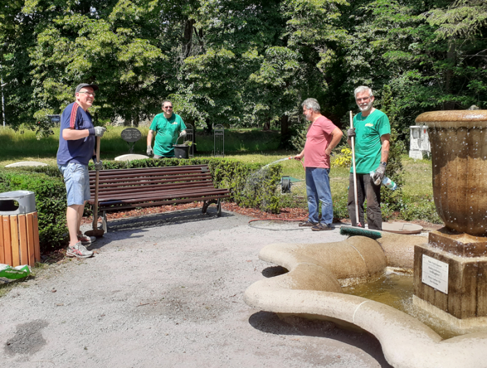 Vereinsmitglieder am Jugendstilbrunnen auf dem Georgenberg. Foto: A. Kießlich, LAGA-Verein